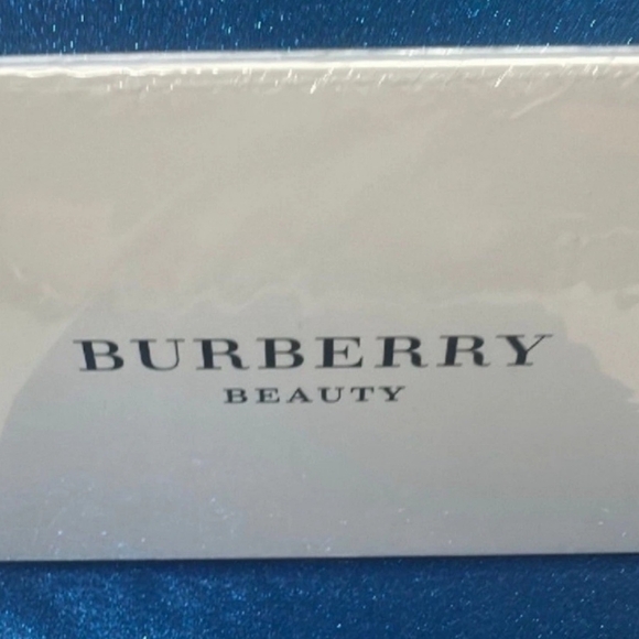🌼BURBERRY BLACK COSMETIC  BAG    BRAND NEW IN BOX - Picture 3 of 3